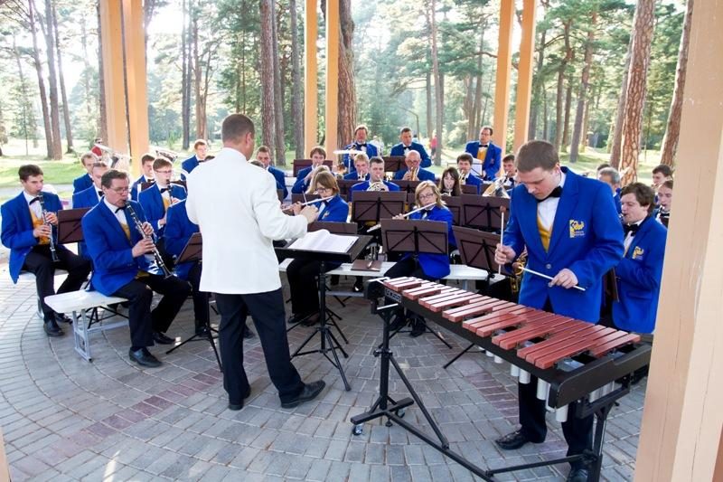 Nesenstanti „Dūdų vasara“ Palangos Birutės parke žavi šimtus muzikos mylėtojų