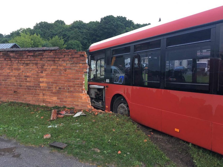 Prie Kauno pilies žiedo autobusas rėžėsi į tvorą