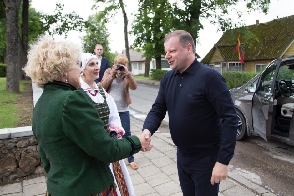 Premjeras Balninkų miesteliui padovanojo 100 Lietuvos trispalvių