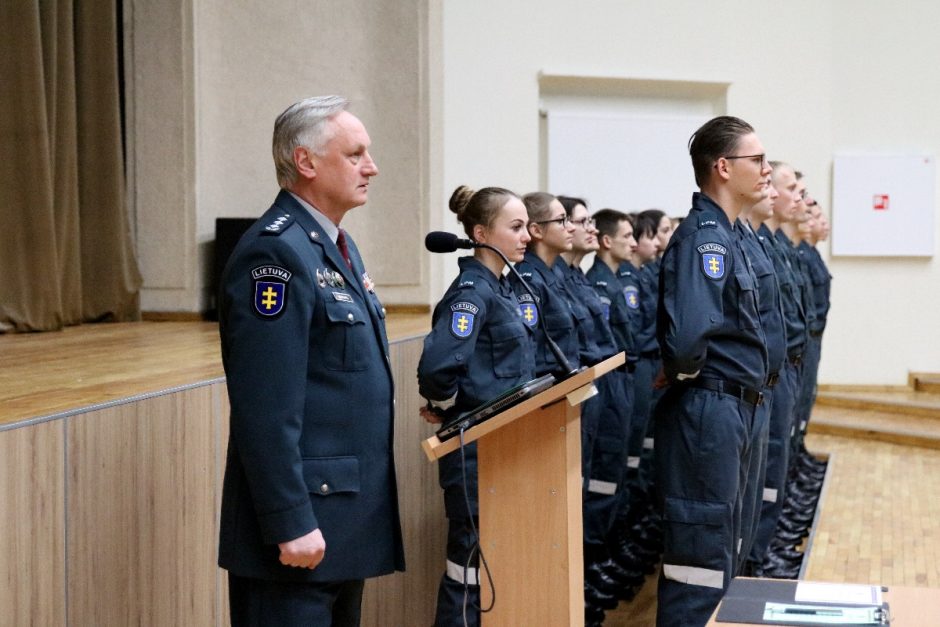 Iškilmingai prisiekė Lietuvos policijos mokyklos kursantai
