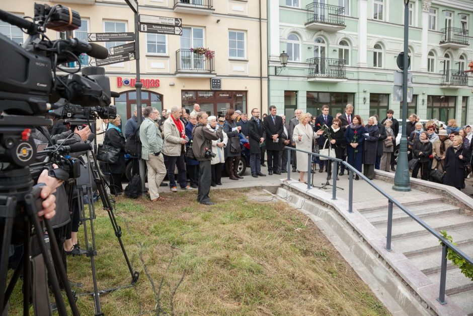 Atidengti Č. Milošo laiptai