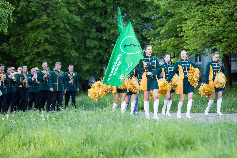 Eigulių gyventojus pažadino pučiamųjų orkestras