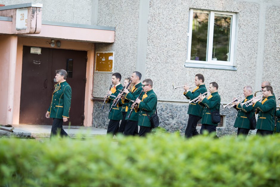 Eigulių gyventojus pažadino pučiamųjų orkestras