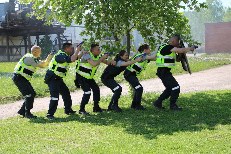 Mokykloje šaudo, policija šturmuoja pastatą – gerai, kad tik pratybos