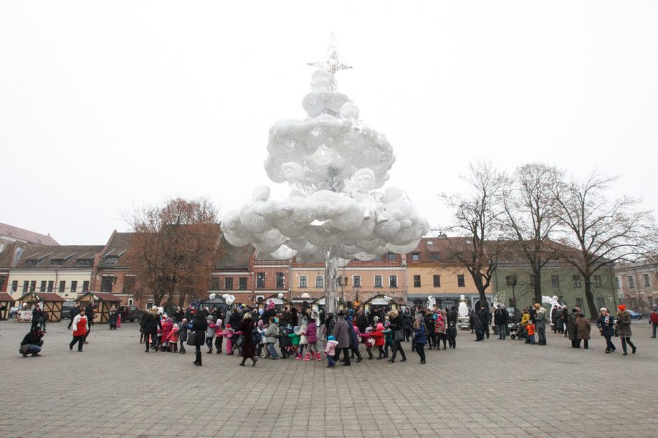 Debesų eglė padiktavo kalėdinio miestelio stilių