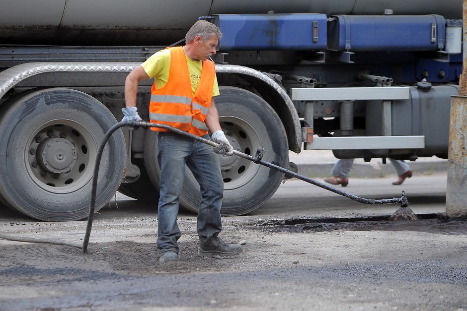 Apmokestintoje aikštelėje duobes pakeitė naujas asfaltas