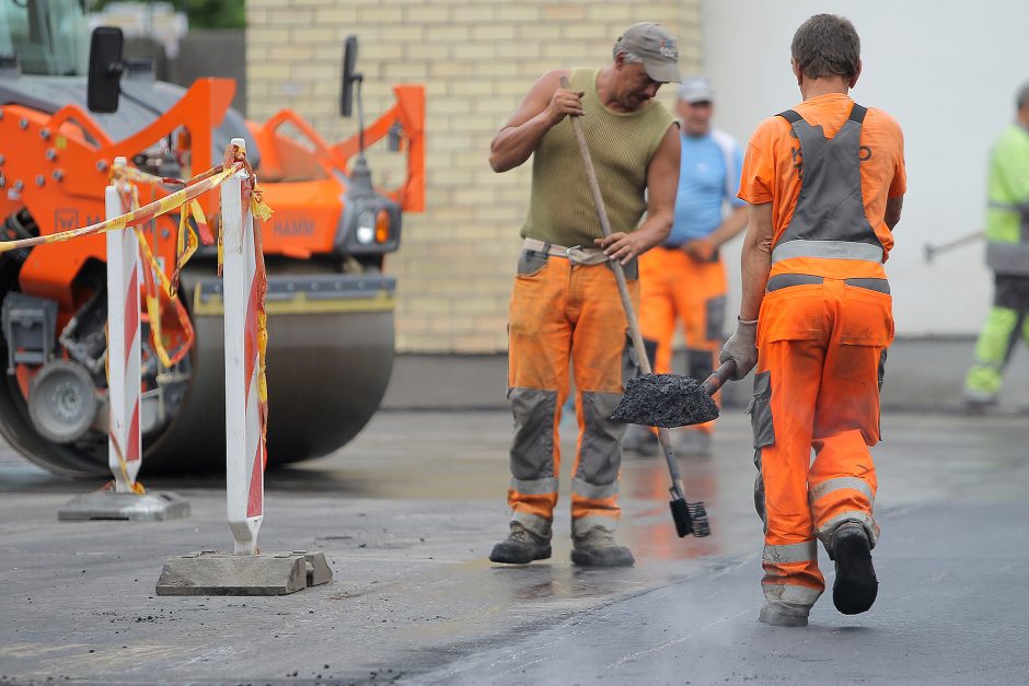 Apmokestintoje aikštelėje duobes pakeitė naujas asfaltas