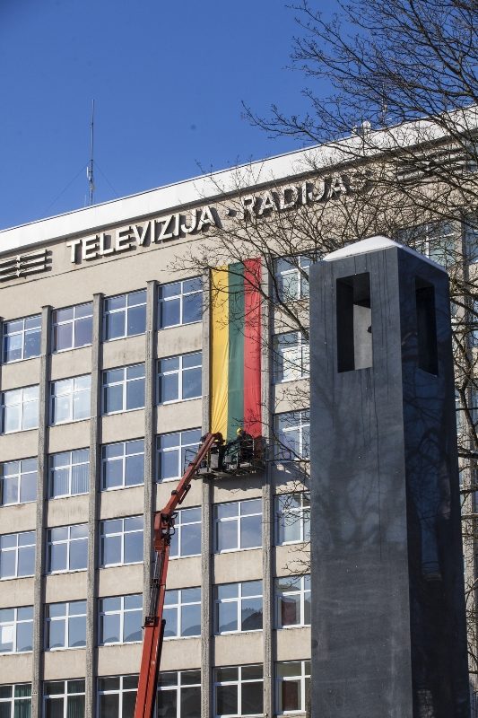 LRT pastatą papuošė 25 metrų trispalvė