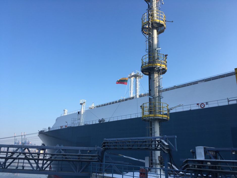 Uoste – 100 m ilgio trispalvė iš konteinerių bei milžiniškos vėliavos ant kranų
