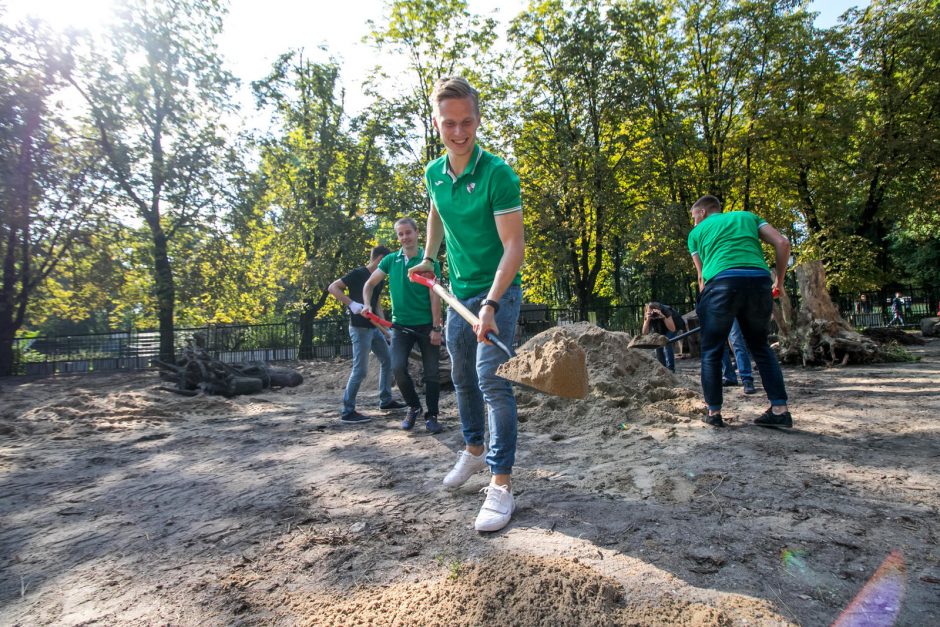 Futbolininkai sutvarkė stumbryną Lietuvos zoologijos sode