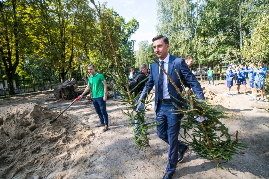 Futbolininkai sutvarkė stumbryną Lietuvos zoologijos sode