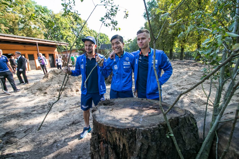 Futbolininkai sutvarkė stumbryną Lietuvos zoologijos sode