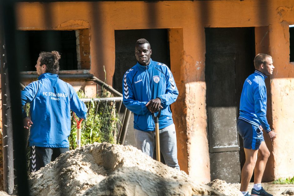 Futbolininkai sutvarkė stumbryną Lietuvos zoologijos sode