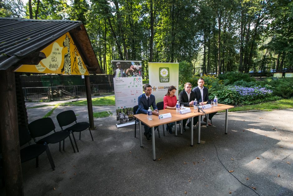 Futbolininkai sutvarkė stumbryną Lietuvos zoologijos sode