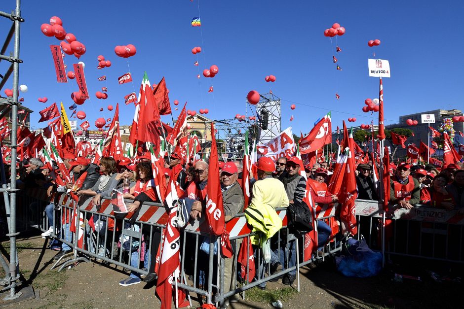 Dešimtys tūkstančių žmonių Romoje protestavo prieš planus reformuoti darbo rinką