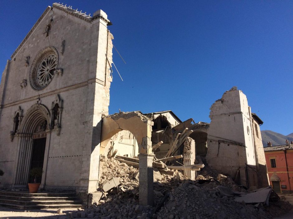 Po trečio žemės drebėjimo namų neteko tūkstančiai italų