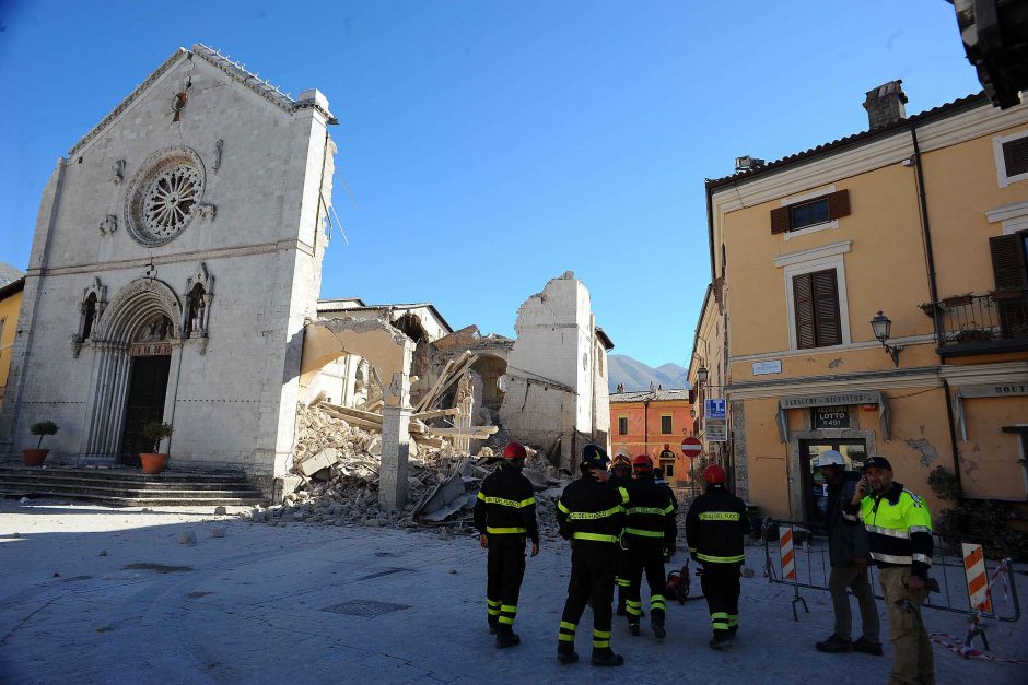 Po trečio žemės drebėjimo namų neteko tūkstančiai italų