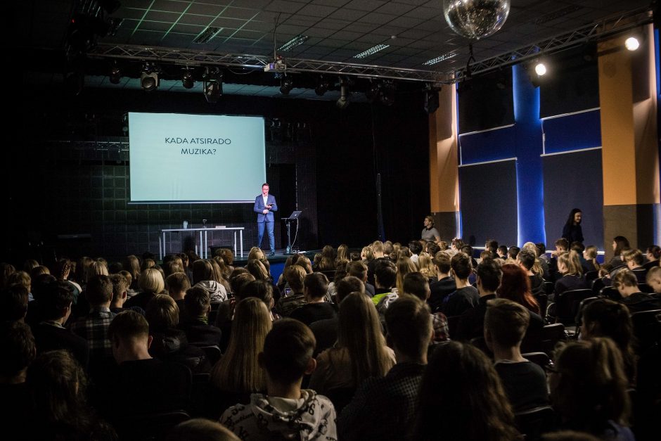 M. Levickis į susitikimus su moksleiviais važiavo be akordeono