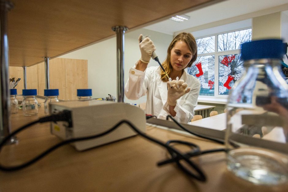 Mokykloje – moderni biotechnologijų laboratorija