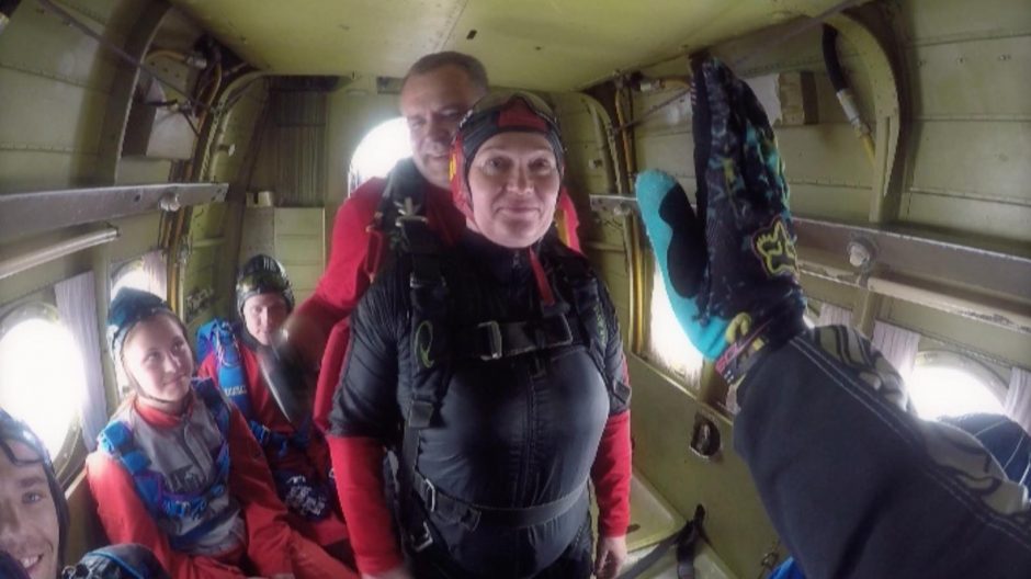 A. Maldeikienė nugalėjo didžiausią savo baimę – pasiryžo šuoliui su parašiutu
