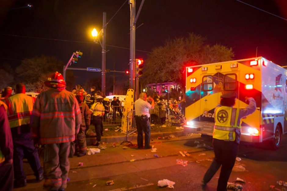 Tragiškos Užgavėnės JAV: sunkvežimis rėžėsi į minią (sužeisti 28 žmonės)