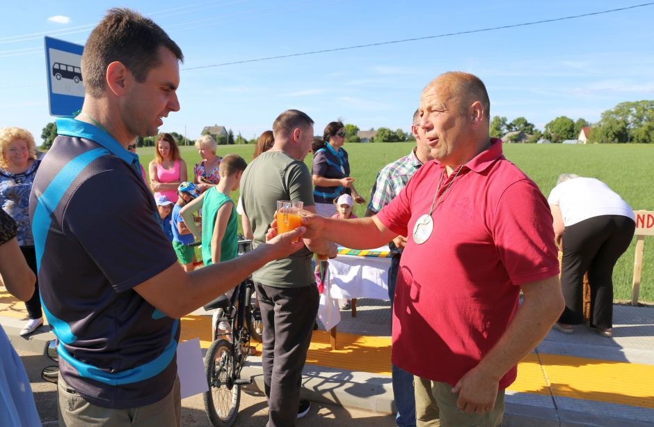 Taurakiemio seniūnijoje – naujas kelias ir gaisrinė