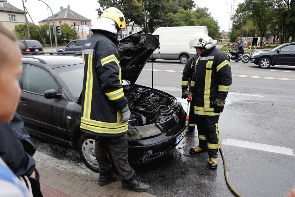 Klaipėdoje degė du automobiliai