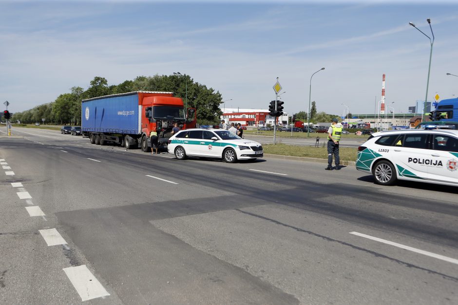 Vilkikas taranavo lengvąjį automobilį, du žmonės – ligoninėje