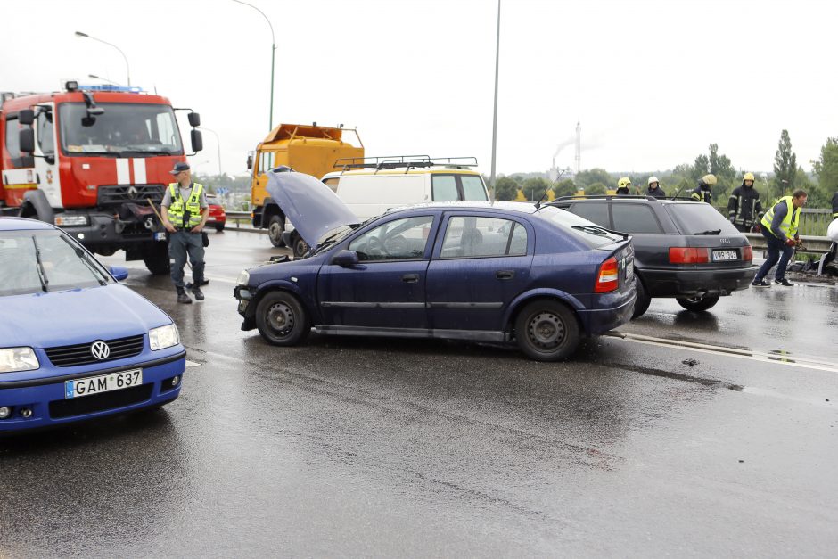 Avarija ant Mokyklos gatvės viaduko: iš suknežintos mašinos moterį vadavo ugniagesiai