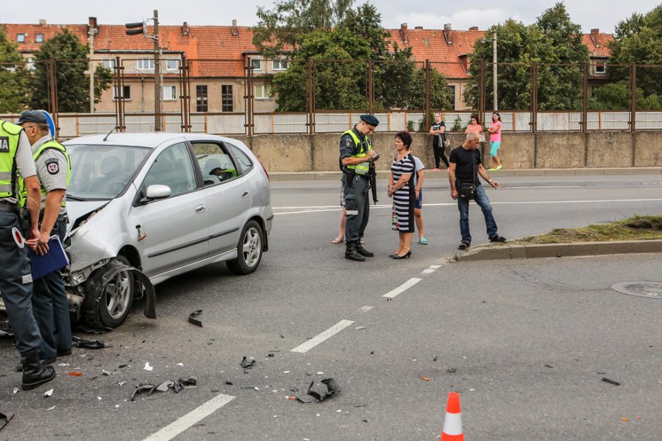 Priestočio gatvėje susidūrė du automobiliai