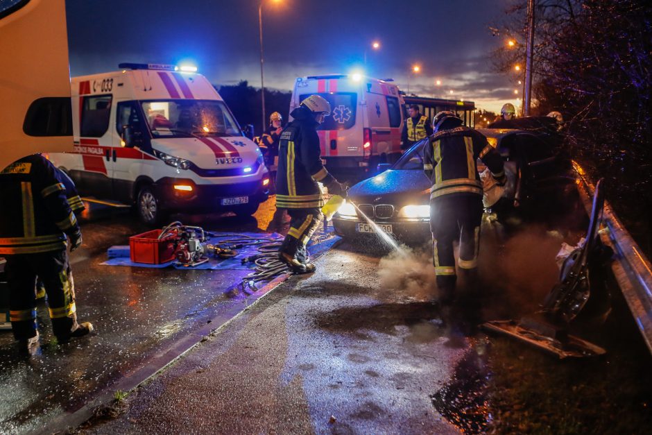 Kraupi avarija ant viaduko: yra žuvusiųjų, sužeistų, sudaužytos 6 mašinos