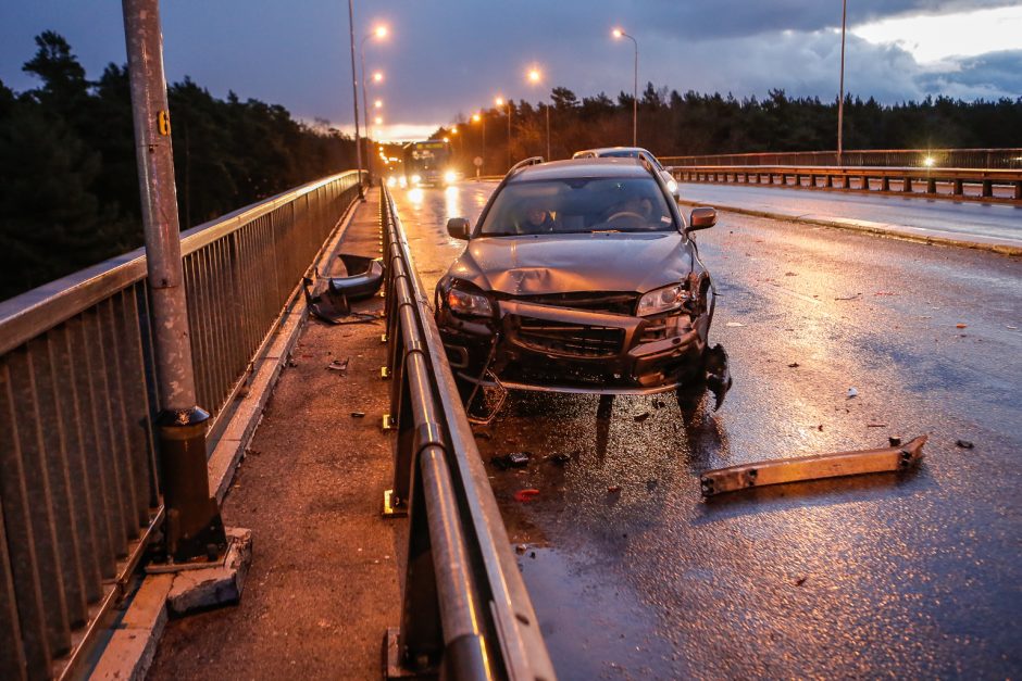 Kraupi avarija ant viaduko: yra žuvusiųjų, sužeistų, sudaužytos 6 mašinos