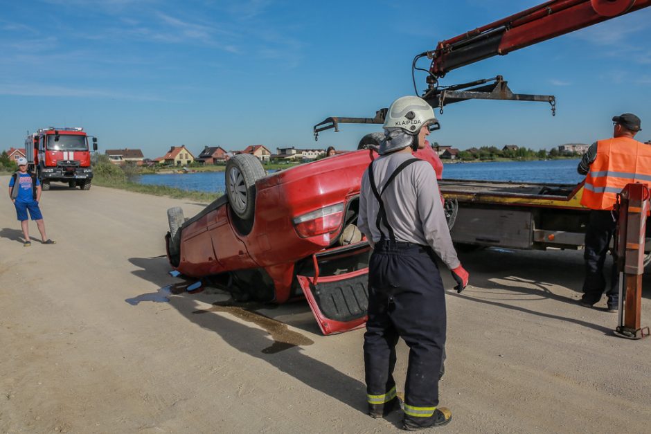 Jaunuolių viražai baigėsi aukštyn ratais vandens karjere