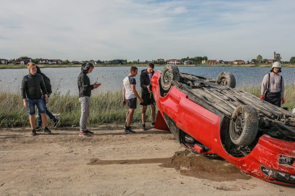 Jaunuolių viražai baigėsi aukštyn ratais vandens karjere