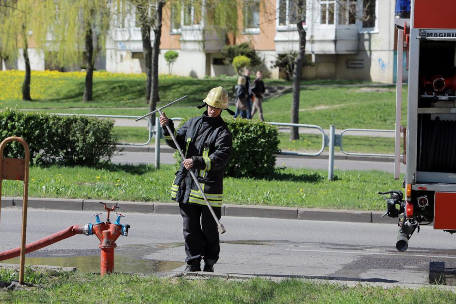 Po pietų Klaipėdoje suliepsnojo butas monolitinio namo viršutiniame aukšte 