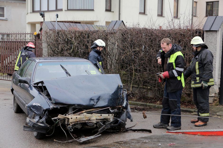 Uostamiestyje „Audi“ kirto žiedinę sankirtą ir rėžėsi į tvorą