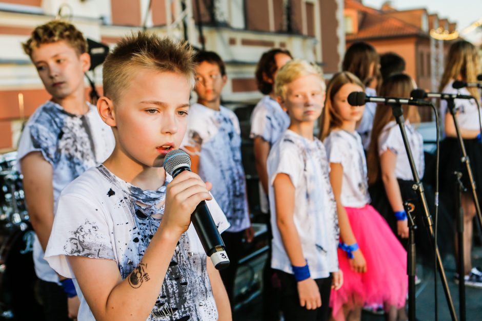 Teatro aikštė nusidažė mėlyna spalva