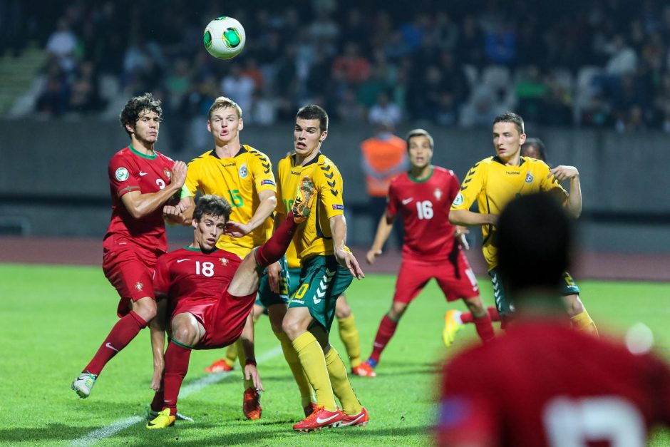 Lietuvos U-19 rinktinė neprilygo portugalams, paguodė tik du G.Sirgėdo įvarčiai