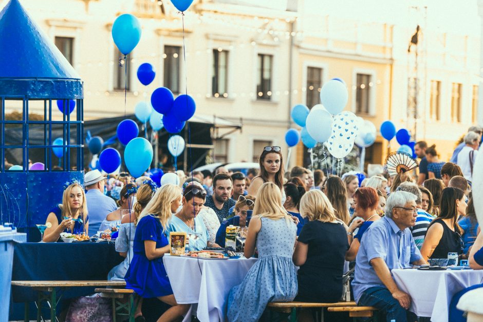 Teatro aikštė nusidažė mėlyna spalva