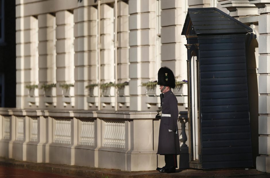 Britanijos karališkųjų rūmų sargybiniai buvo atskirti dėl išpuolių grėsmės