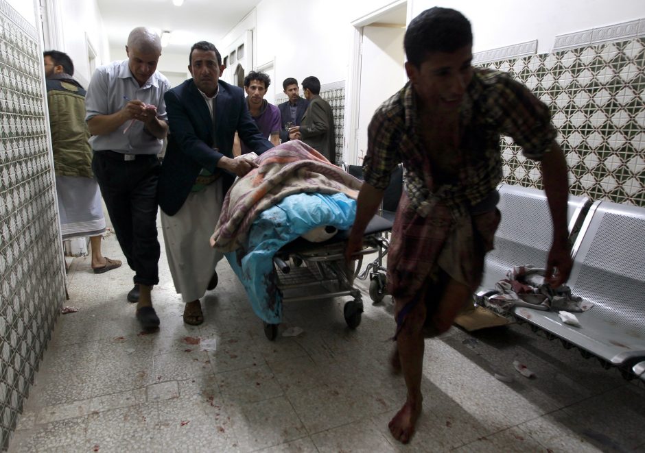  Sanoje du mirtininkai susisprogdino prie šiitų mečetės, žuvo mažiausiai 20 žmonių