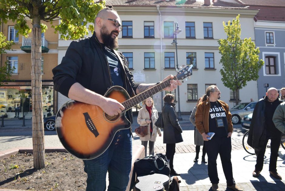 Valdžios įvedami draudimai supykdė menininkus