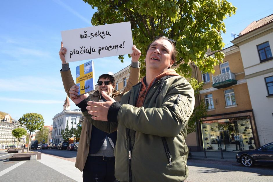 Valdžios įvedami draudimai supykdė menininkus