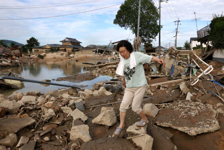 Liūčių sukelti potvyniai Japonijoje pražudė mažiausiai 100 žmonių 