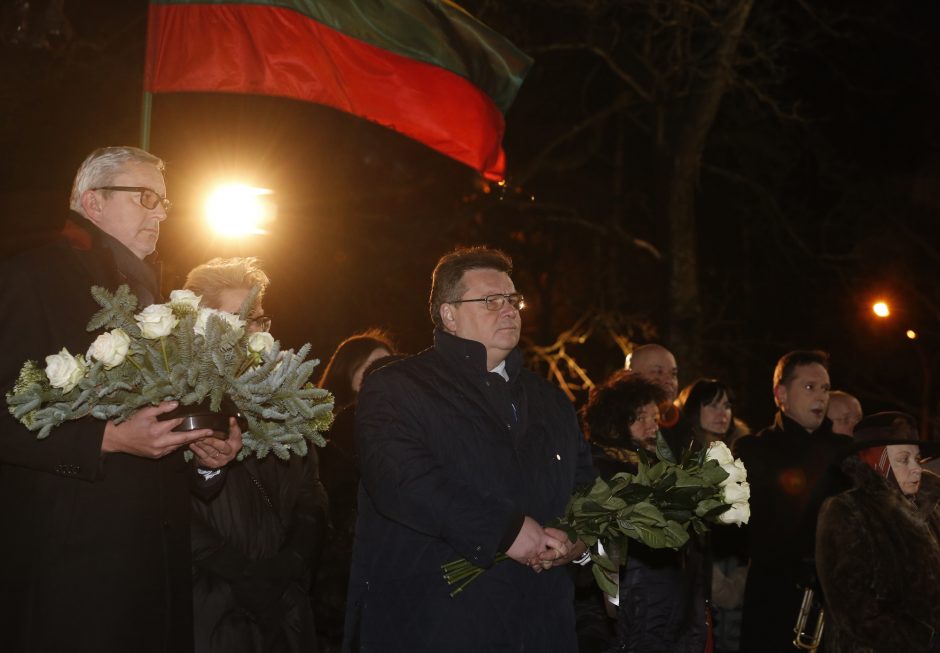 Virš tūkstančio žmonių Laisvės gynėjų dieną minėjo prie Seimo