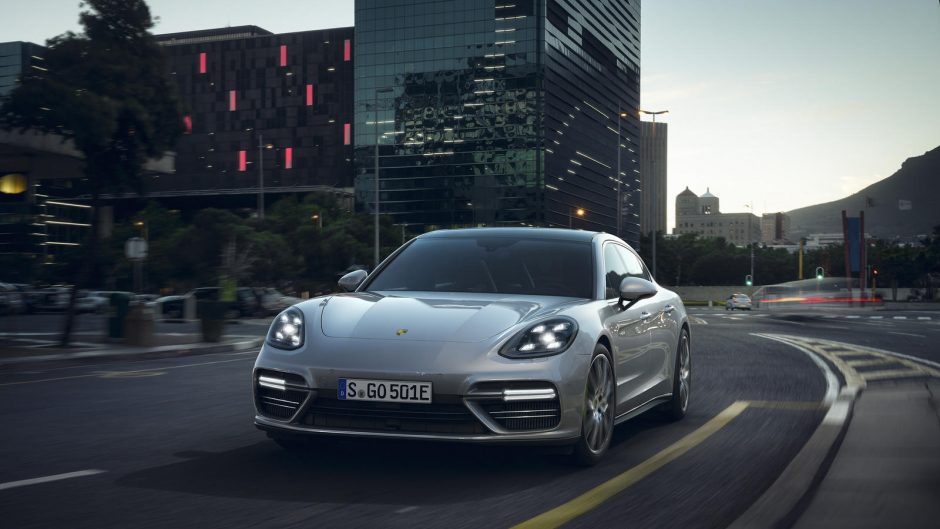 Debiutuoja galingiausias „Porsche Panamera Turbo S E-Hybrid“ modelis