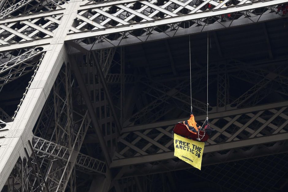„Greenpeace“ aktyvistas prie Eifelio bokšto protestuoja prieš Rusiją