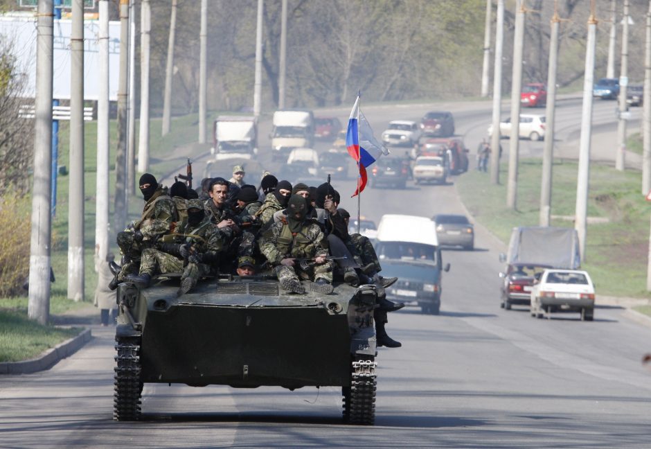 Ukrainos kariai išardė ginklus, vykdydami prorusiškų aktyvistų reikalavimą