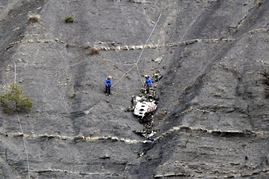 Vaizdo įrašas liudija: „Germanwings“ lėktuvo salone prieš pat katastrofą kilo chaosas