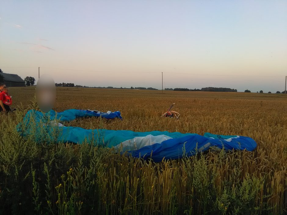 Prienų rajone nukritus parasparniui žuvo vyras